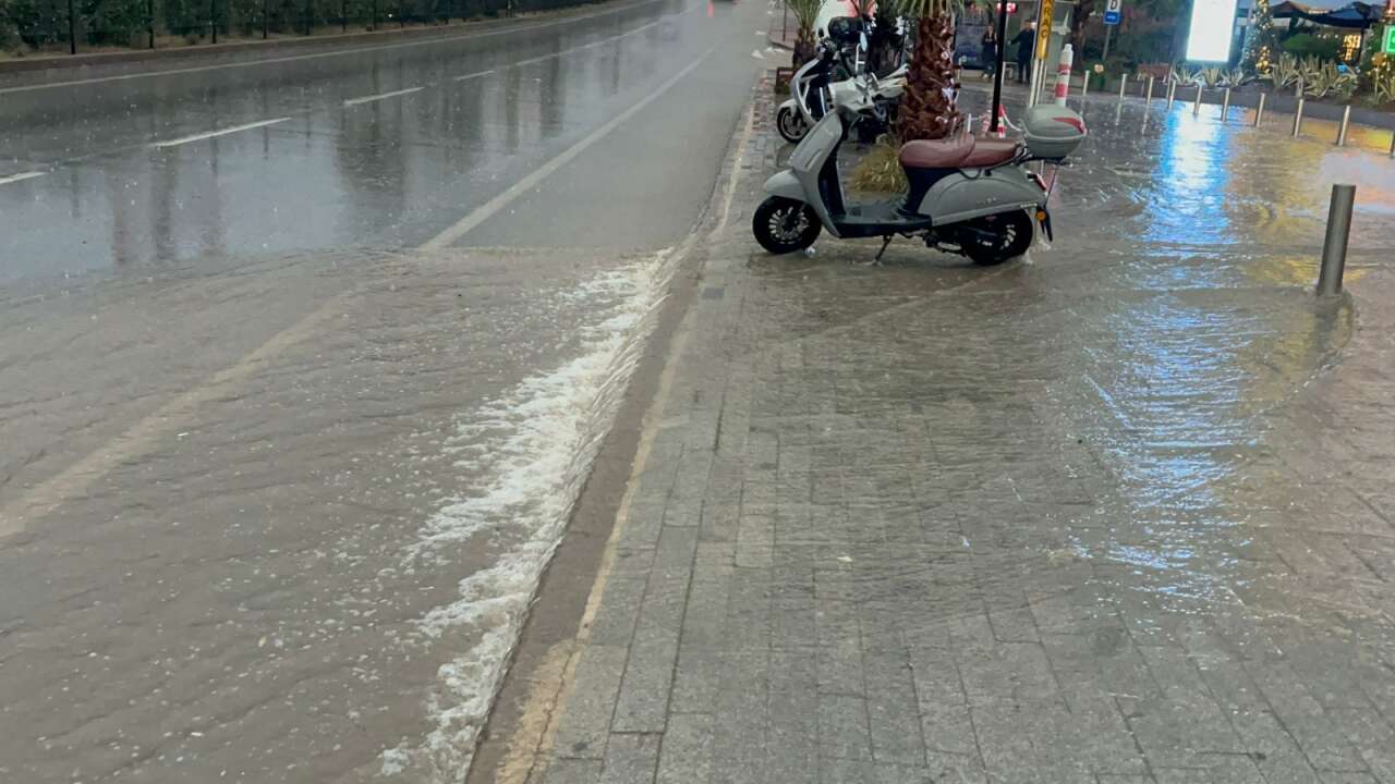 Muğla’yı Sağanak ve Fırtına Vurdu: Bodrum’da Kanalizasyon Taştı, Evleri Pis Su Bastı 6